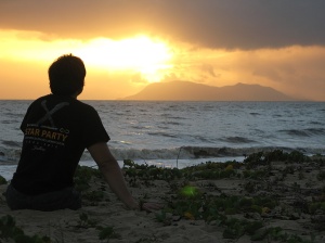 Wschód Słońca na plaży, w oddali półwysep Yarrabah Sunrise on the beach, Yarrabach peninsula in the background